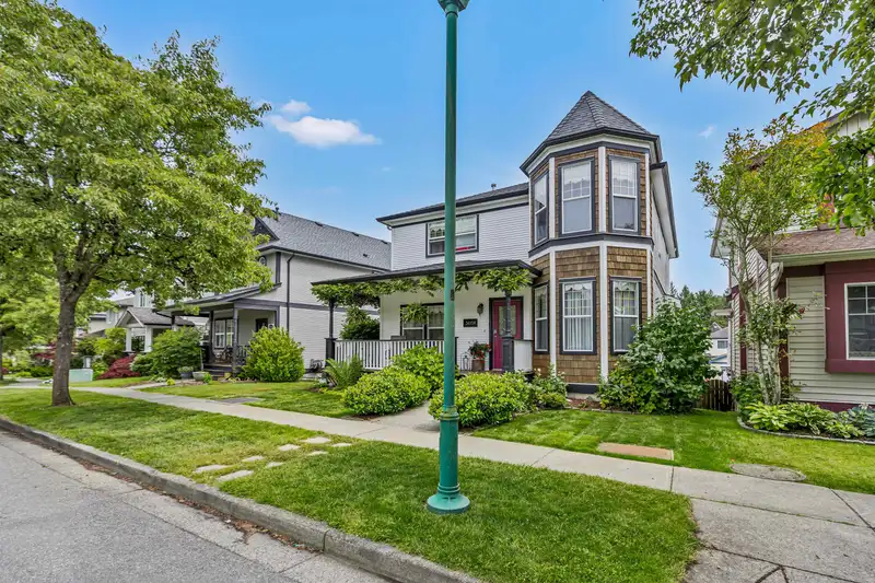 36150 SHADBOLT AVENUE - photo 2 of 40
