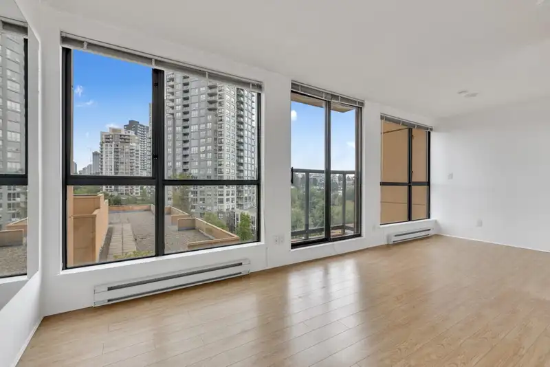 801 5288 MELBOURNE STREET - photo 2 of 16