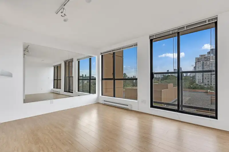 801 5288 MELBOURNE STREET - photo 3 of 16