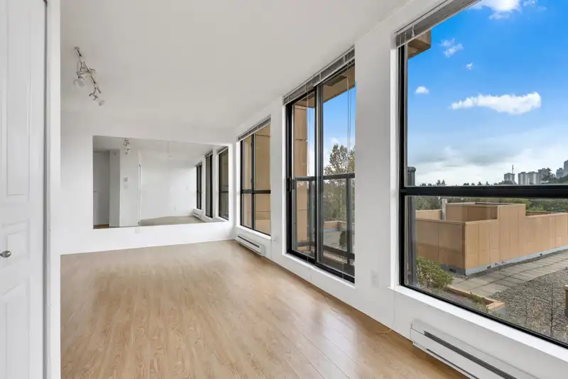 801 5288 MELBOURNE STREET - photo 4 of 16