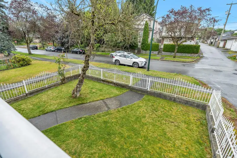 2431 PARKER STREET - photo 2 of 24