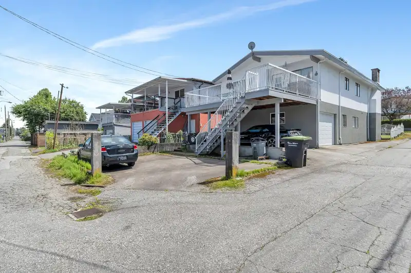 2431 PARKER STREET - photo 3 of 24
