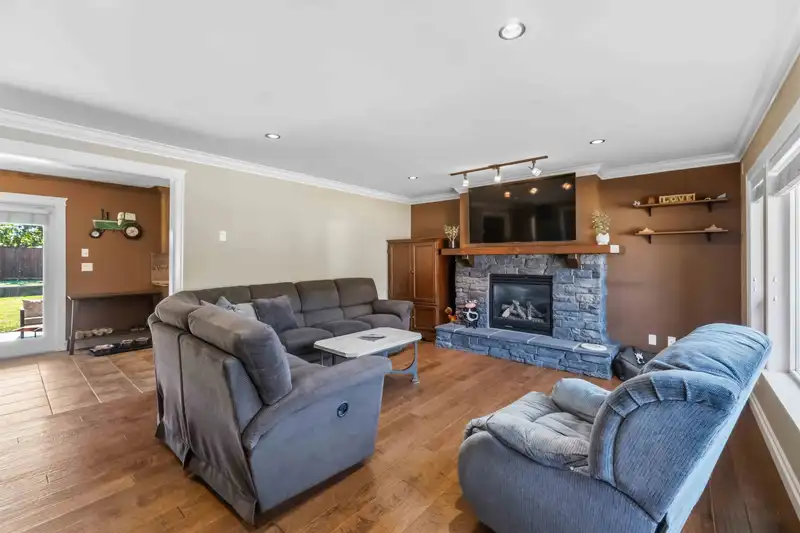 12316 227 STREET - photo 4 of 40