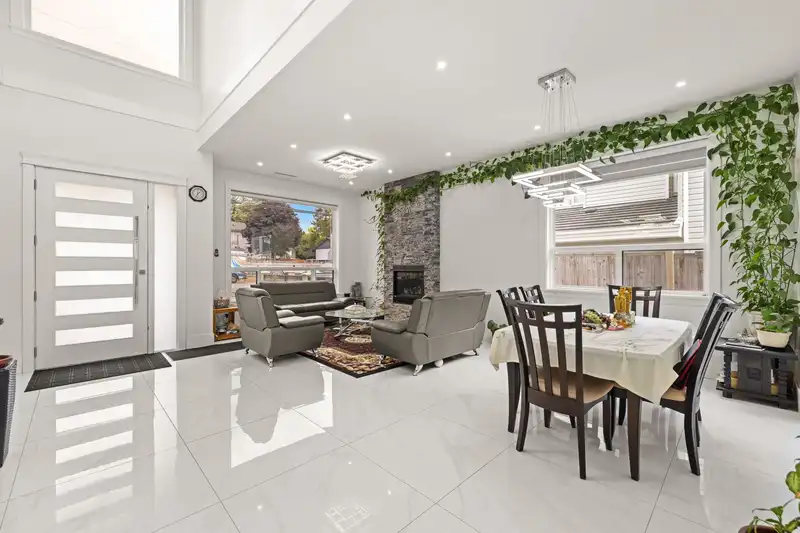 13306 90 AVENUE - photo 3 of 40