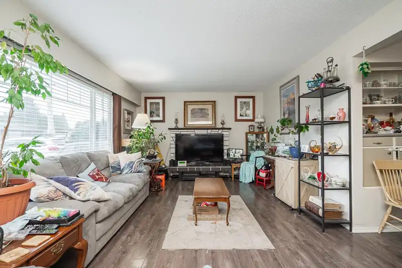 2130 SANDALWOOD CRESCENT - photo 4 of 22