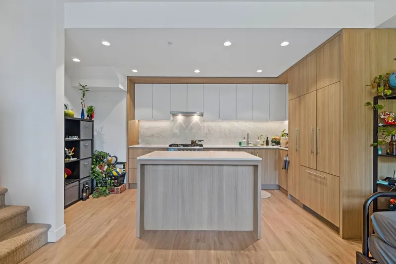 114 6085 IRMIN STREET - photo 4 of 25