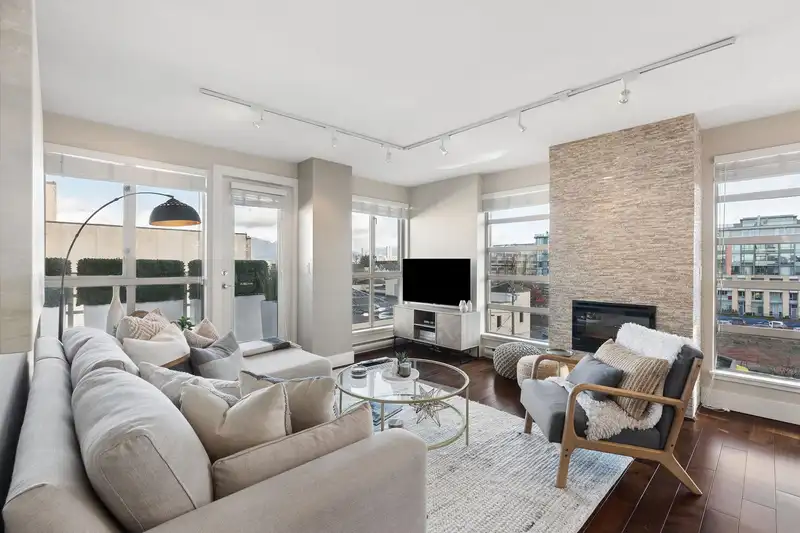 706 2137 W 10TH AVENUE - photo 1 of 34