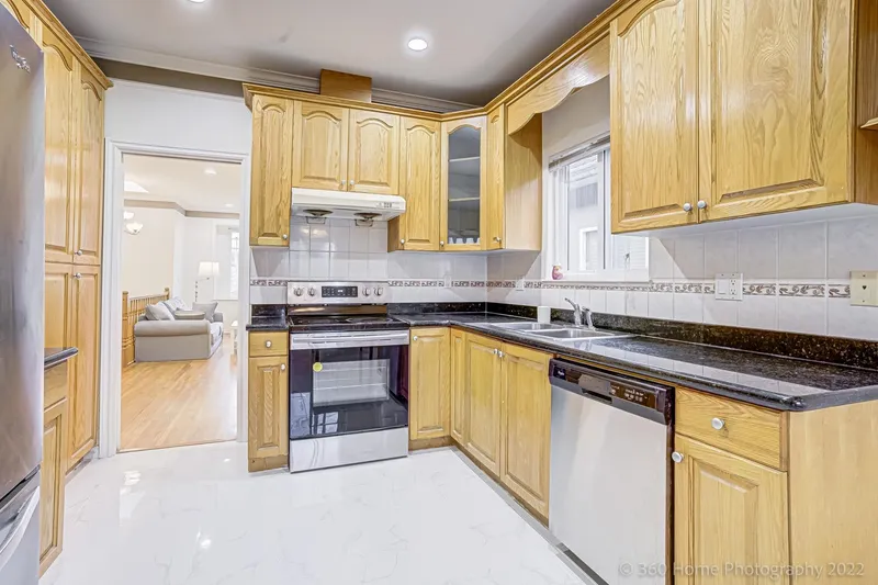 2529 FRANKLIN STREET - photo 4 of 20