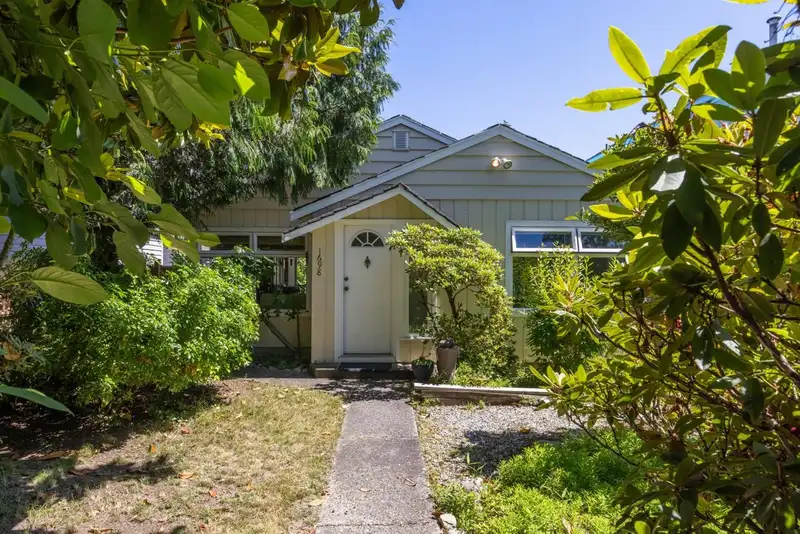 1698 GARDEN AVENUE - photo 1 of 15