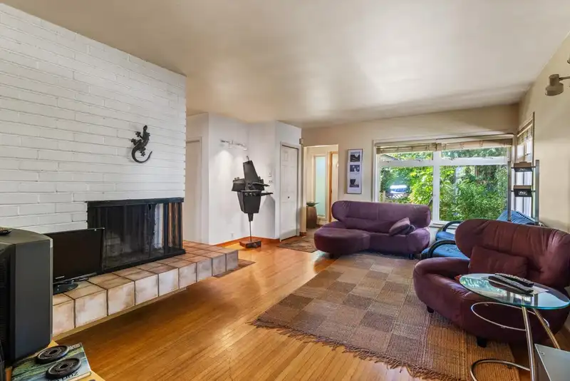 1698 GARDEN AVENUE - photo 4 of 15