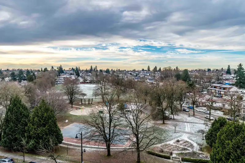 905 2689 KINGSWAY - photo 1 of 39