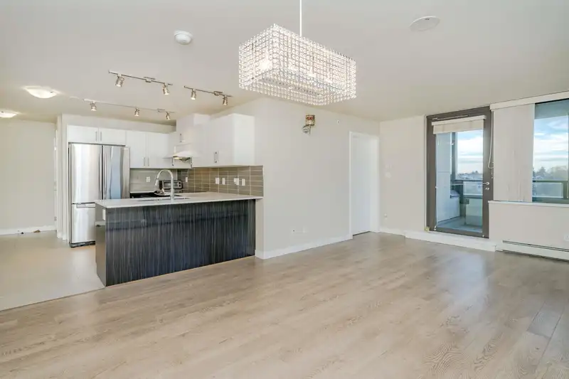 905 2689 KINGSWAY - photo 2 of 39