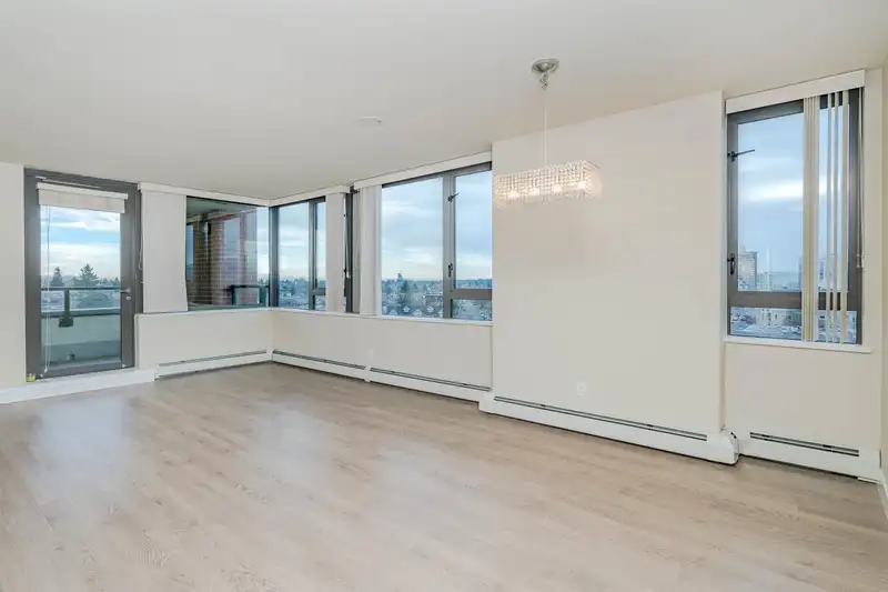 905 2689 KINGSWAY - photo 3 of 39