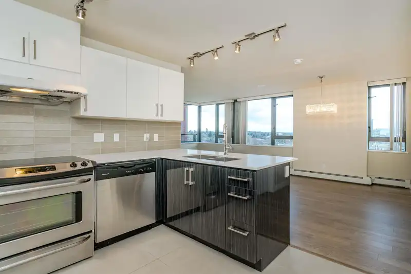 905 2689 KINGSWAY - photo 4 of 39