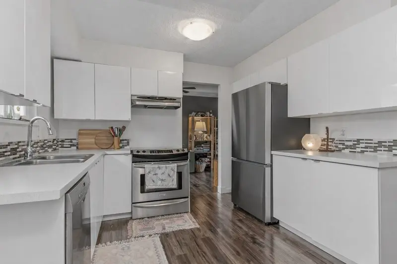 1990 MAPLE DRIVE - photo 3 of 25