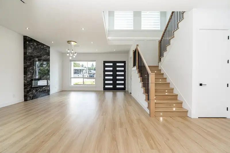13979 113 AVENUE - photo 2 of 25