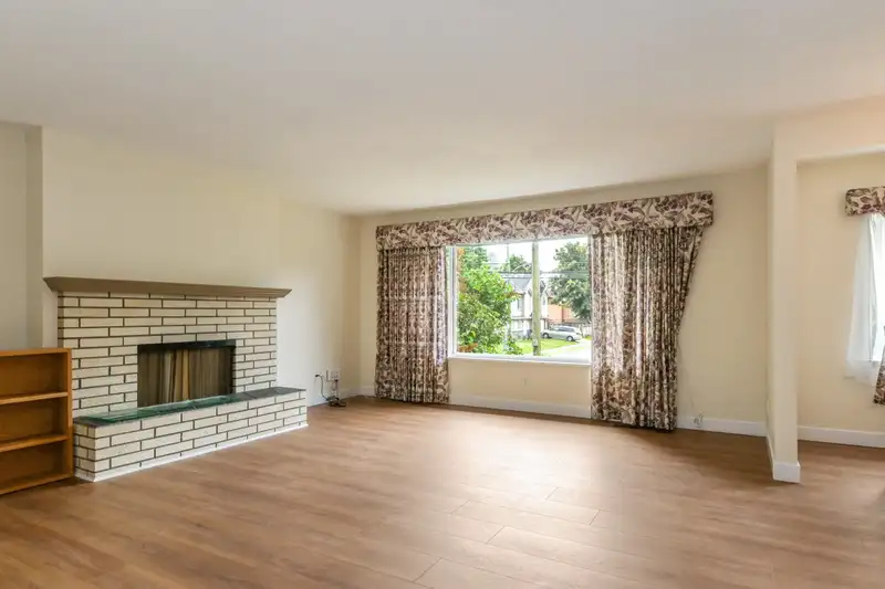 11755 84 AVENUE - photo 3 of 40