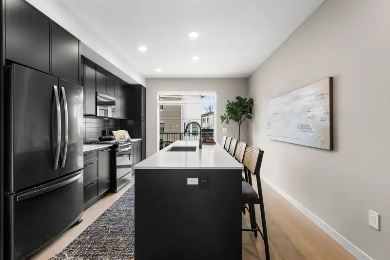 9 2886 MONTROSE AVENUE - photo 3 of 32