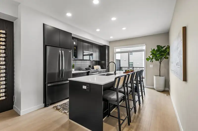 9 2886 MONTROSE AVENUE - photo 4 of 32