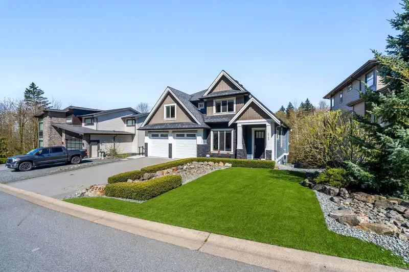 2760 AQUILA DRIVE - photo 2 of 40