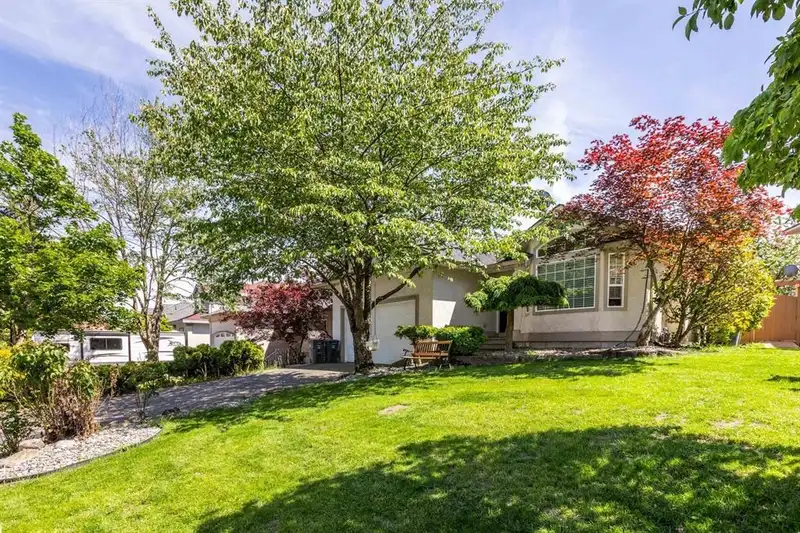 16198 111A AVENUE - photo 2 of 26