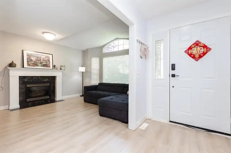 16198 111A AVENUE - photo 3 of 26