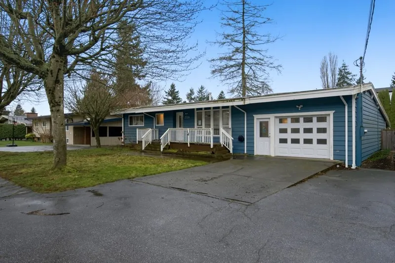 2259 LYNDEN STREET - photo 2 of 25