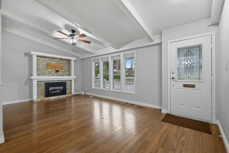 2259 LYNDEN STREET - photo 3 of 25