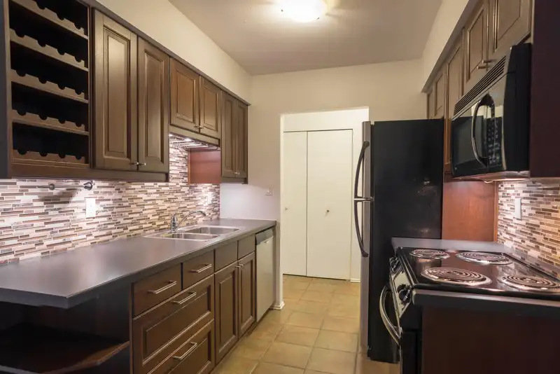 319 6105 KINGSWAY - photo 1 of 9