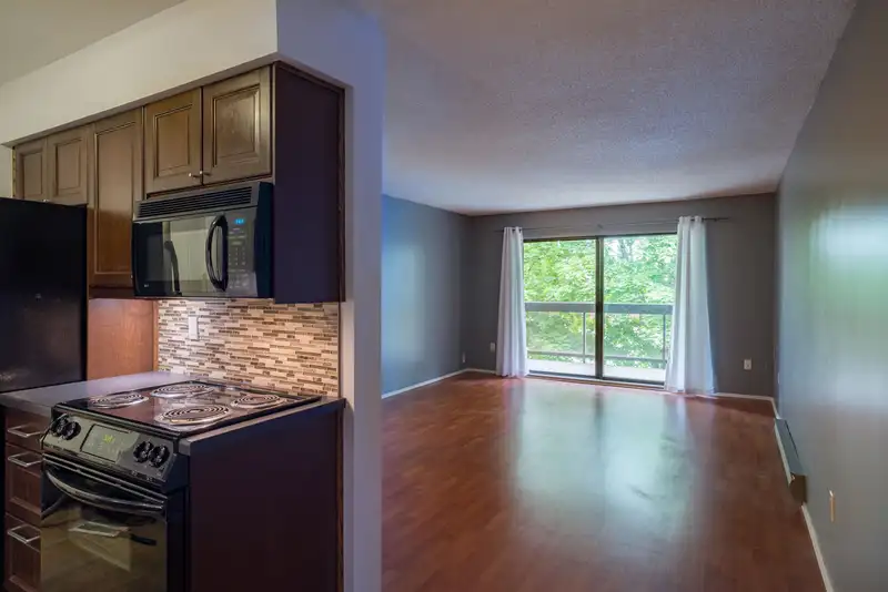 319 6105 KINGSWAY - photo 2 of 9