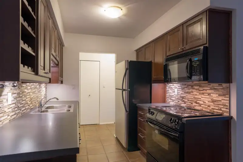 319 6105 KINGSWAY - photo 3 of 9