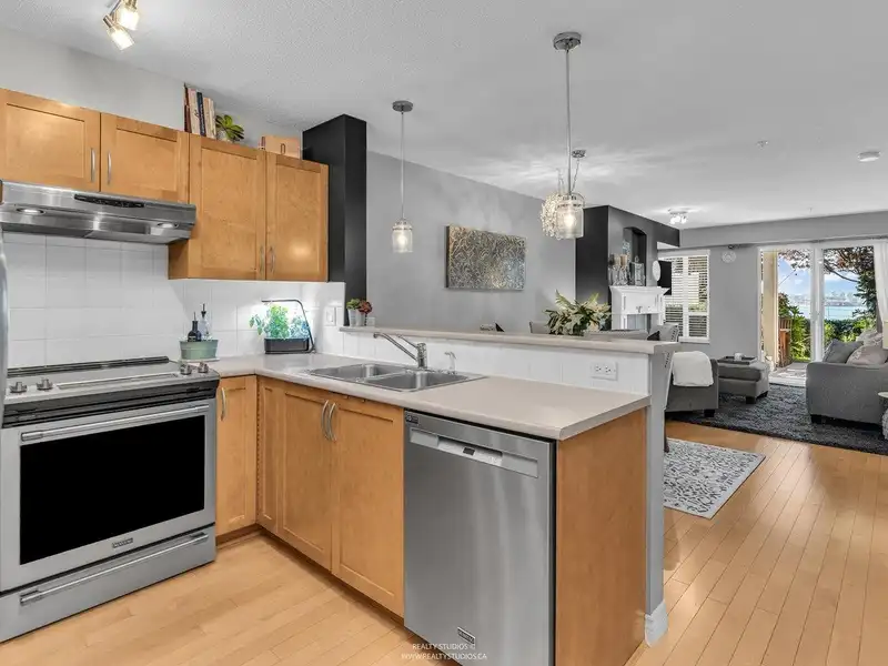 105 333 E 1ST STREET - photo 2 of 39