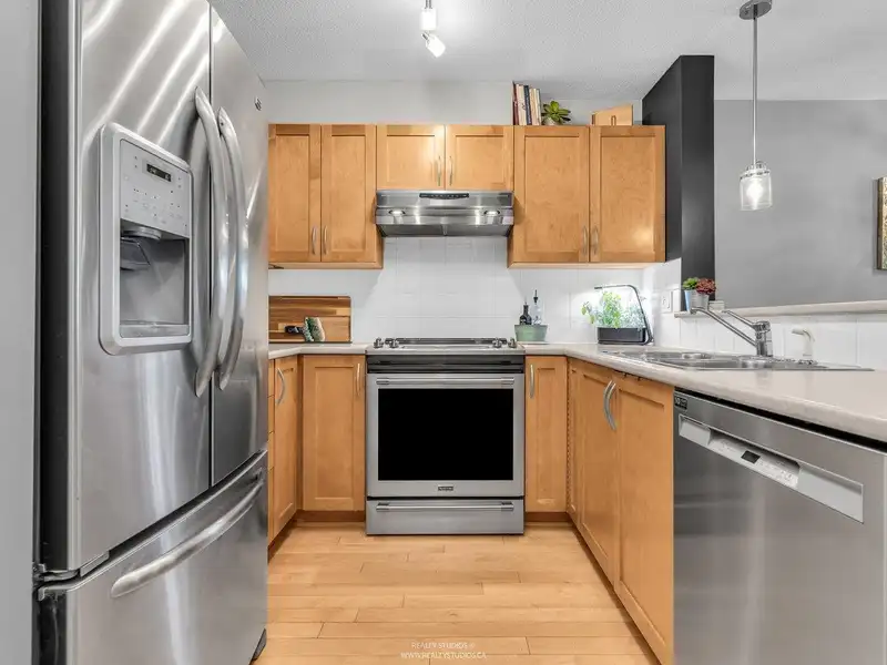 105 333 E 1ST STREET - photo 3 of 39