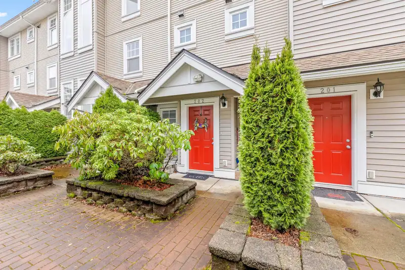 202 4025 NORFOLK STREET - photo 1 of 32