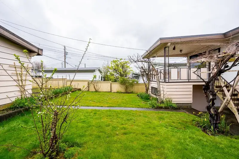 2976 E 15TH AVENUE - photo 3 of 8
