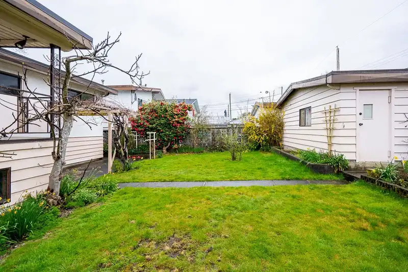 2976 E 15TH AVENUE - photo 4 of 8