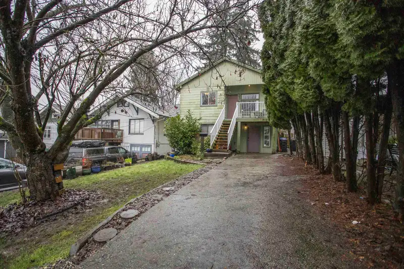 1976 WARWICK AVENUE - photo 3 of 36