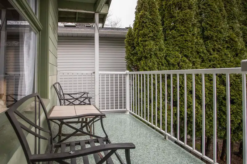 1976 WARWICK AVENUE - photo 4 of 36