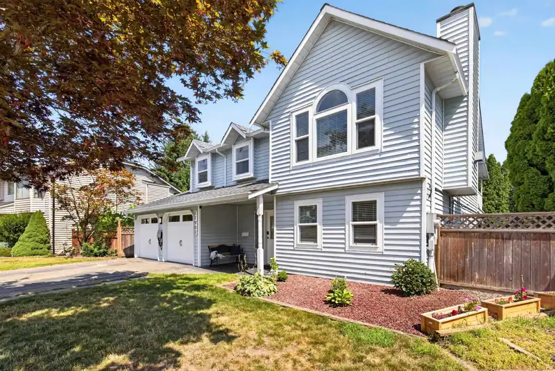 11902 BRUCE PLACE - photo 2 of 40