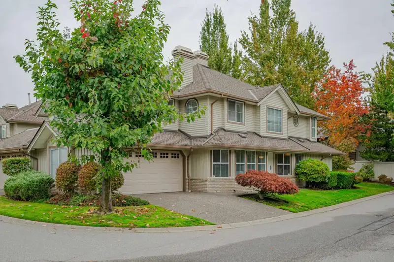 12 15860 82 AVENUE - photo 1 of 33