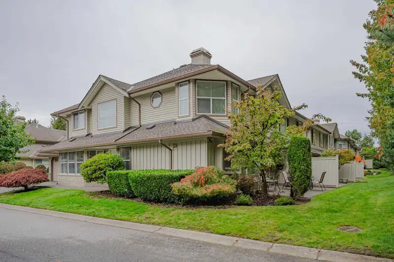 12 15860 82 AVENUE - photo 3 of 33