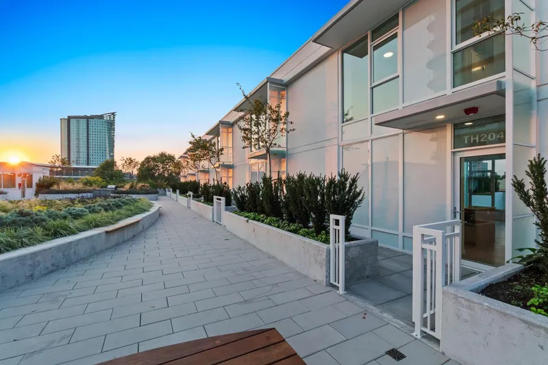 204 10225 WHALLEY BOULEVARD - photo 3 of 17