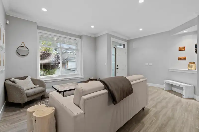 6085 145B STREET - photo 2 of 34