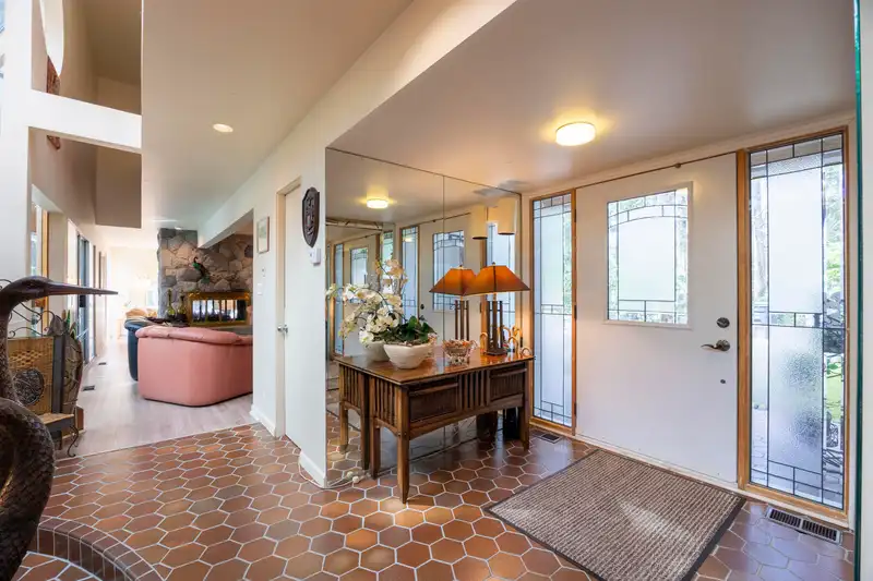 13642 28 AVENUE - photo 3 of 37
