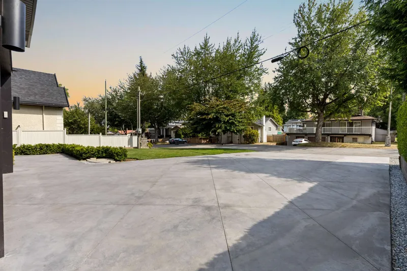 13093 98A AVENUE - photo 4 of 25