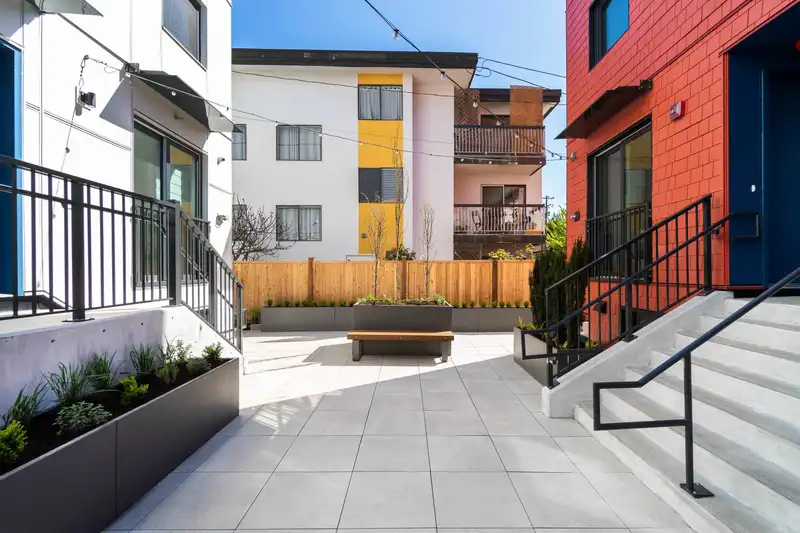 124 1552 E 3RD AVENUE - photo 4 of 26