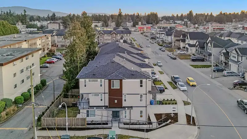 2596 JANZEN STREET - photo 2 of 38