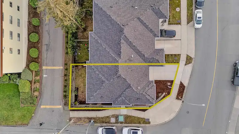 2596 JANZEN STREET - photo 4 of 38