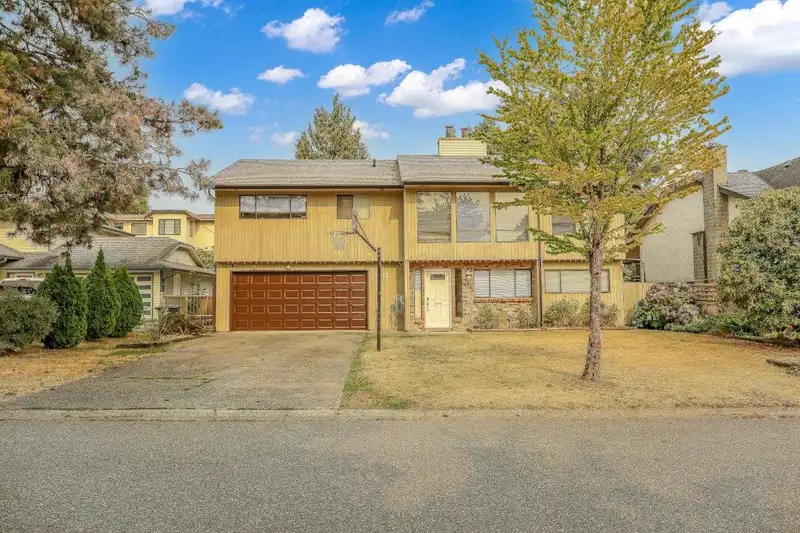 9012 145A STREET - photo 2 of 40