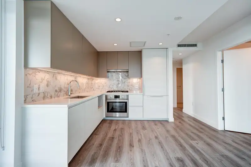 1502 8188 FRASER STREET - photo 4 of 31